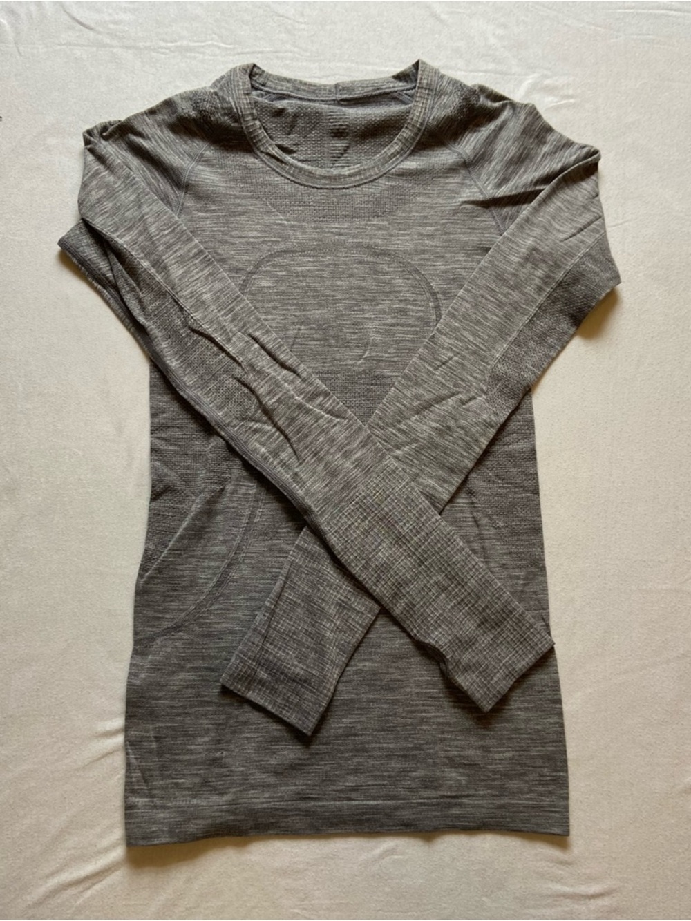 Lululemon Women’s Gray Lightweight Long Sleeve Crewneck Top